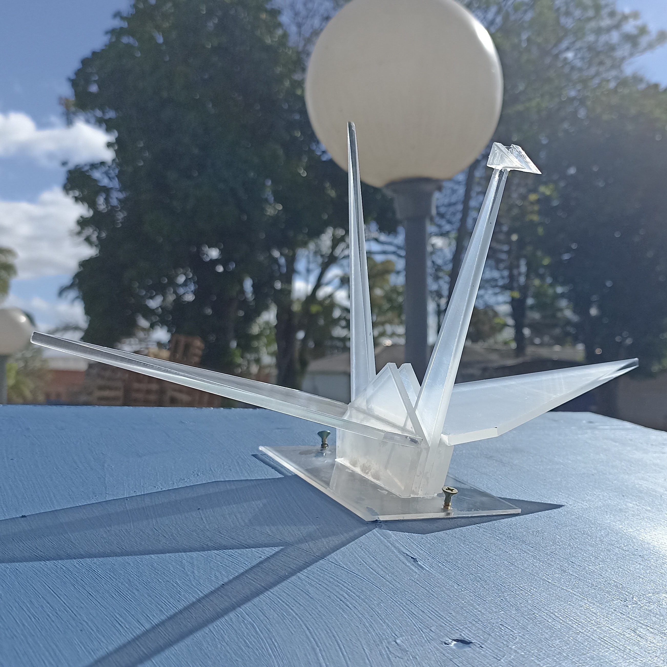 Estrutura de acrílico em forma de tsuru